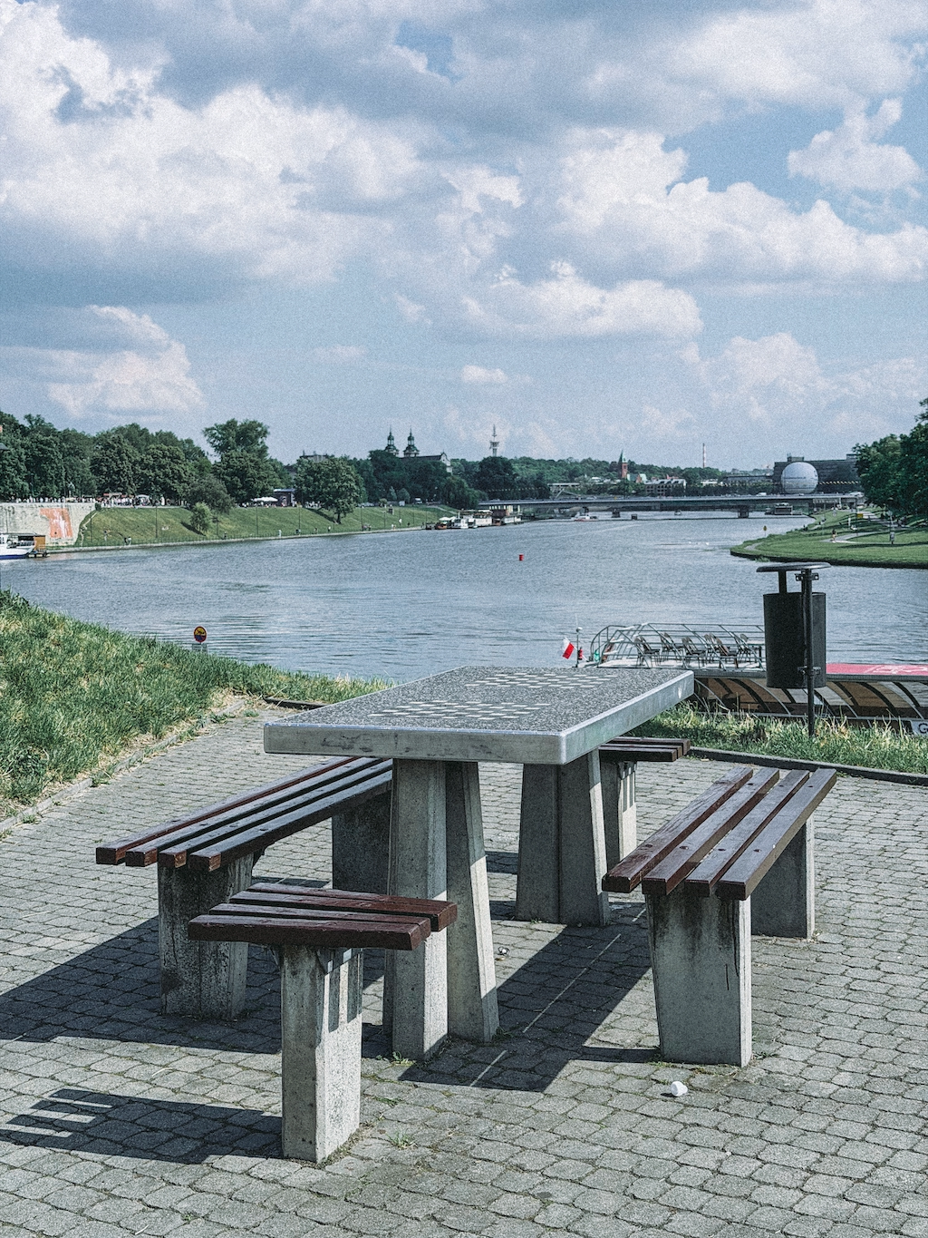 Ławka nad rzeką