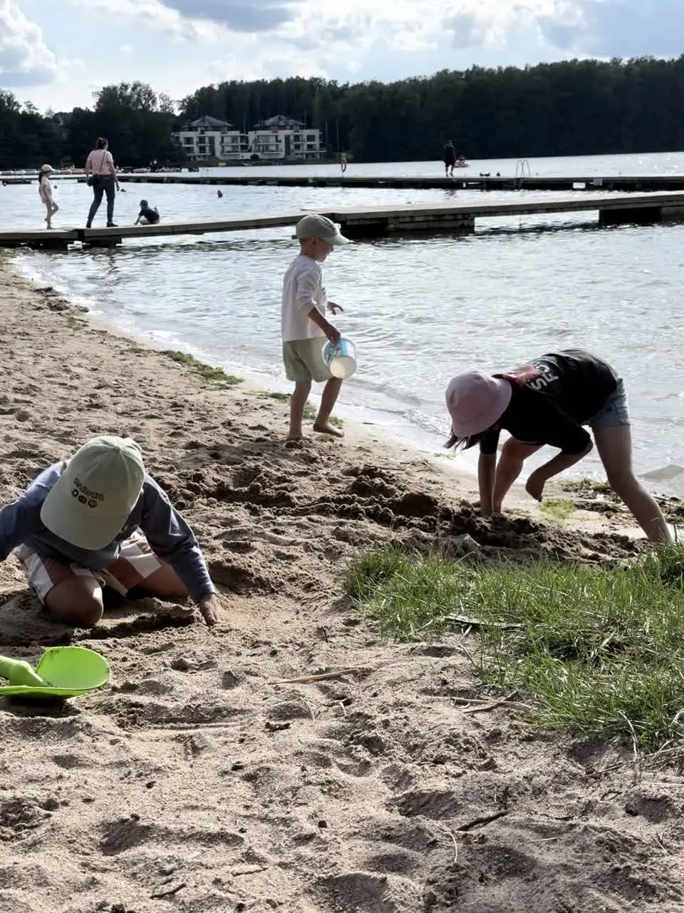 Dzieci bawiące się na plaży
